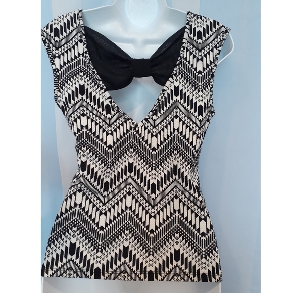 Rue 21 Black and white designed top - Picture 2 of 5